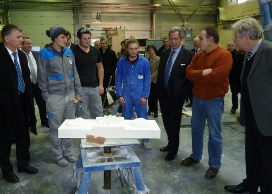 Les élèves apprentis du CFA ont accueilli Jean-Louis Debré et Philippe Folliot dans leurs ateliers pour une visite © Unicem